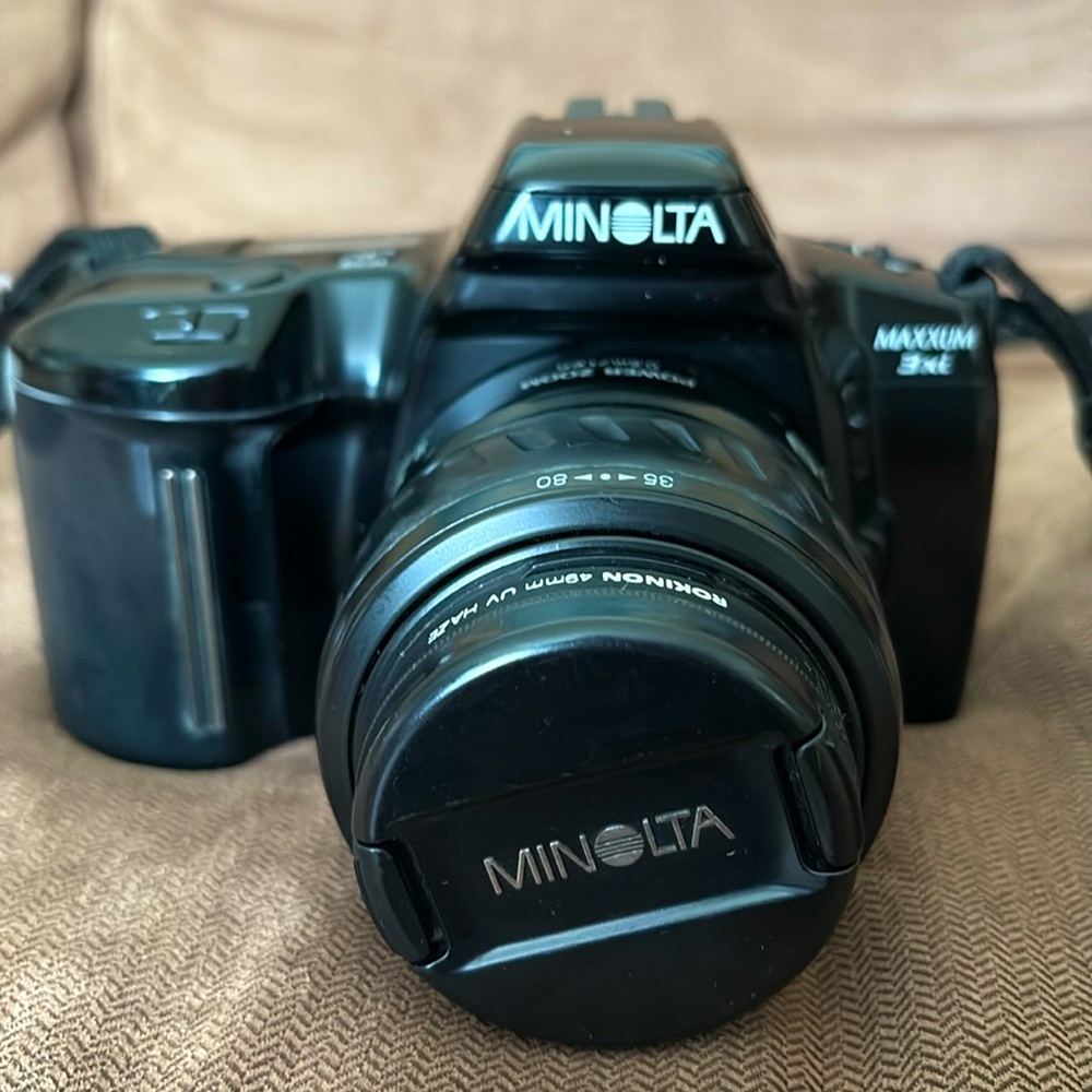 Black Minolta Maxxum 3xi  35-80 mm lens Camera. Tested and working.